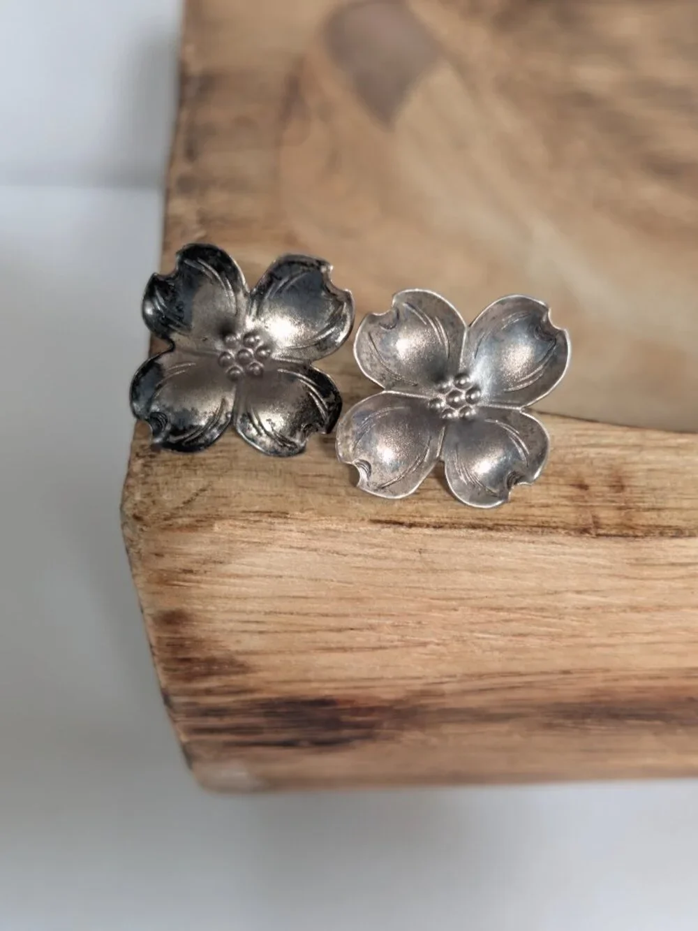 Vintage 925 Sterling Silver STUART NYE Dogwood Flower Screw Back Earrings